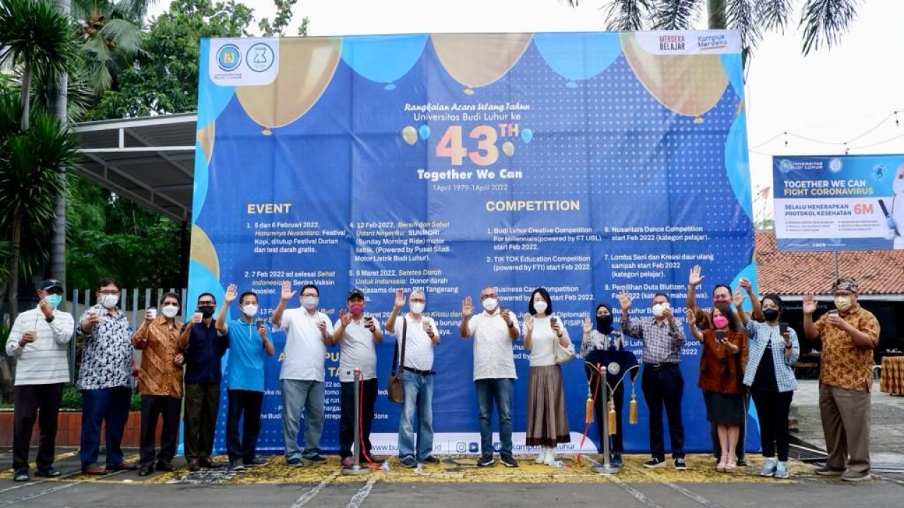Para pimpinan dan dosen Universitas Budi Luhur diabadikan dalam rangkaian acara perayaan hari jadi ke-43 UBL/ist