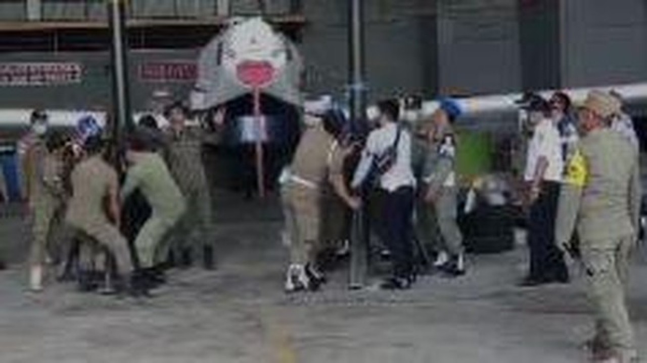 Penarikan paksa pesawat Susi Air. (Net)