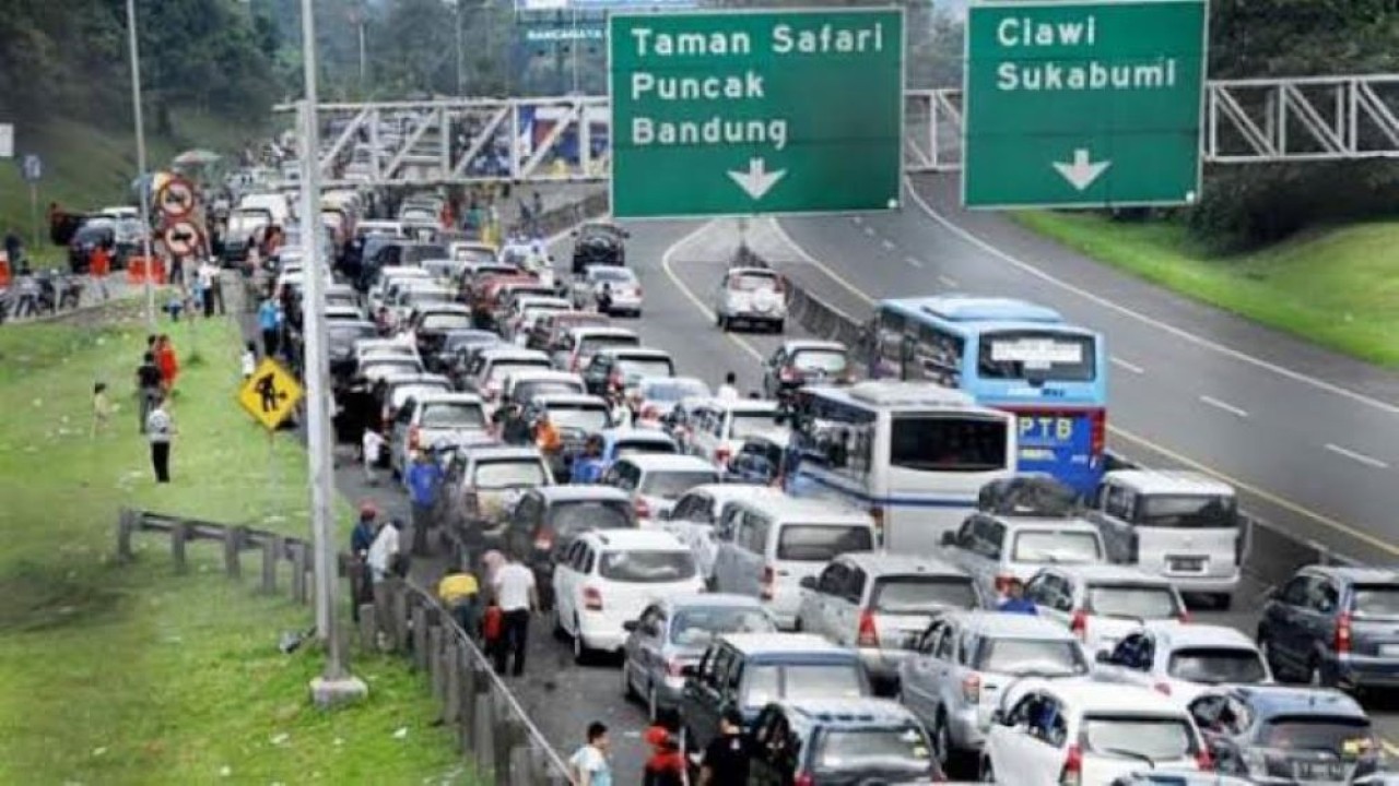 Ilustrasi warga menggunakan kendaraan menuju kawasan Puncak Bogor, Jawa Barat. (Istimewa)