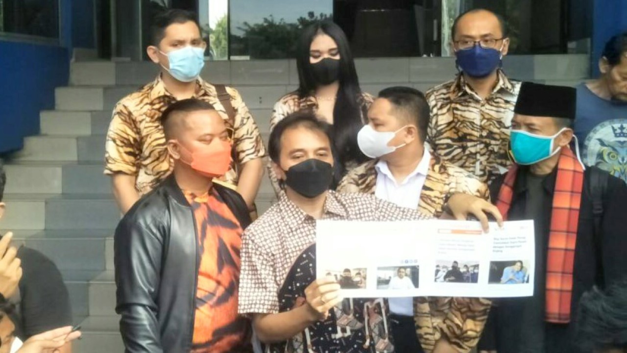 Roy Suryo saat hendak melaporkan Menag ke Polda Metro Jaya.