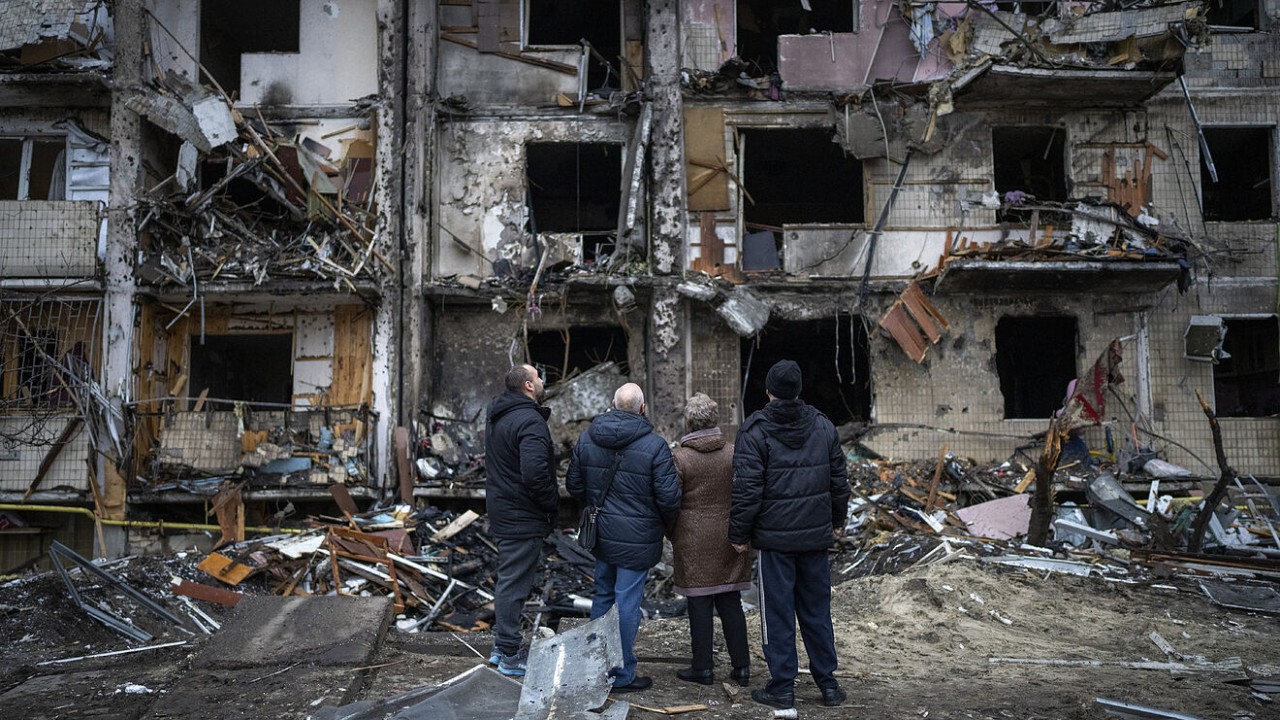 Sebuah apartemen di Ukraina hancur  akibat serangan rudal Rusia/ist