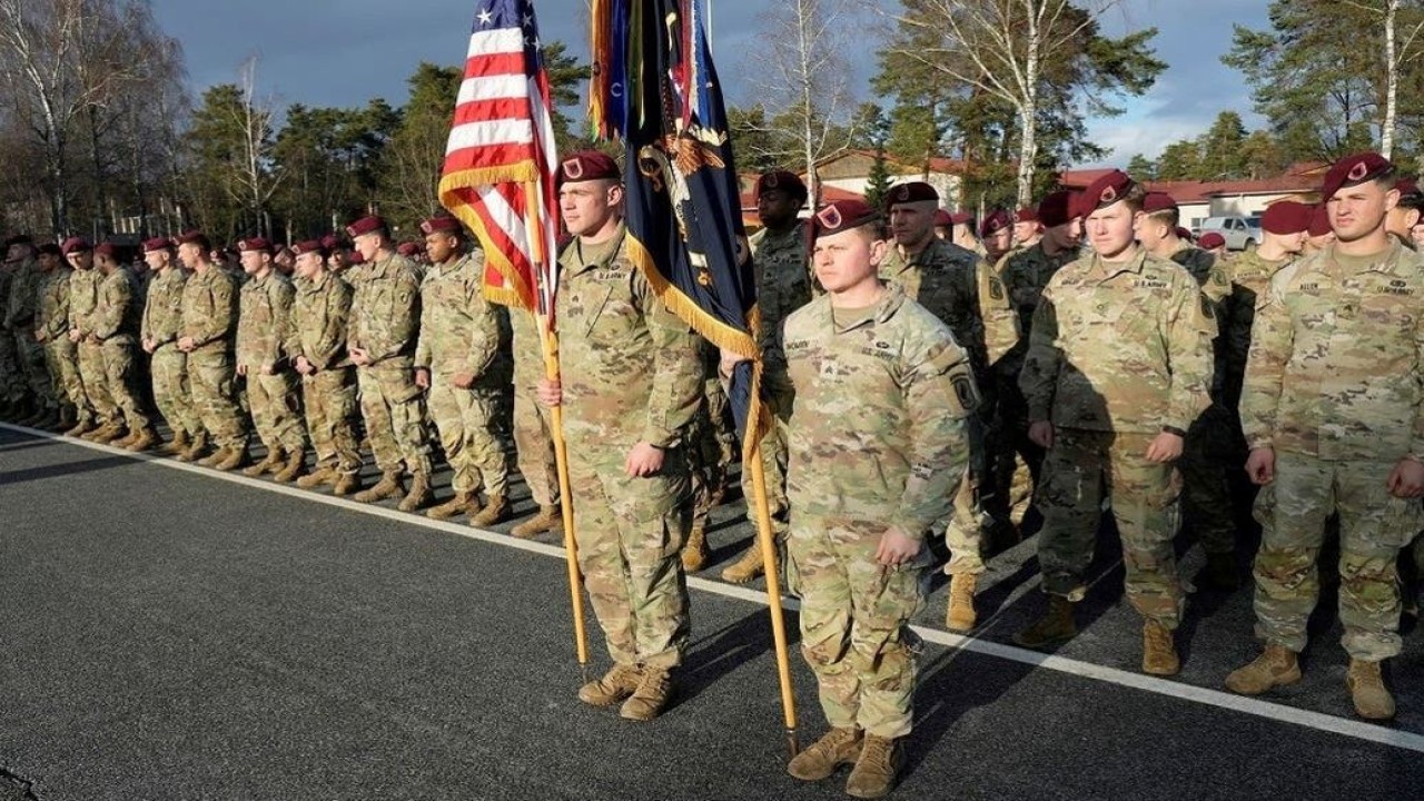 Tentara Amerika Serikat menghadiri upacara penyambutan di pangkalan militer Adazi, Latvia, 25 Februari 2022. (Reuters)