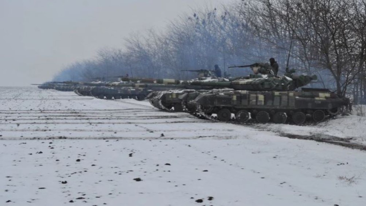 Anggota layanan Angkatan Bersenjata Ukraina terlihat di atas tank selama latihan militer. (Layanan pers Angkatan Bersenjata Ukraina via Reuters)