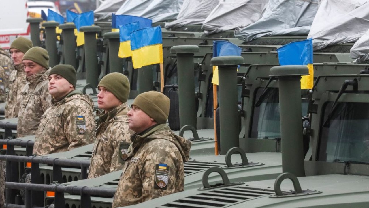 Ilustrasi tentara Ukraina siap melawan serangan Rusia. (Reuters/Eureporter)