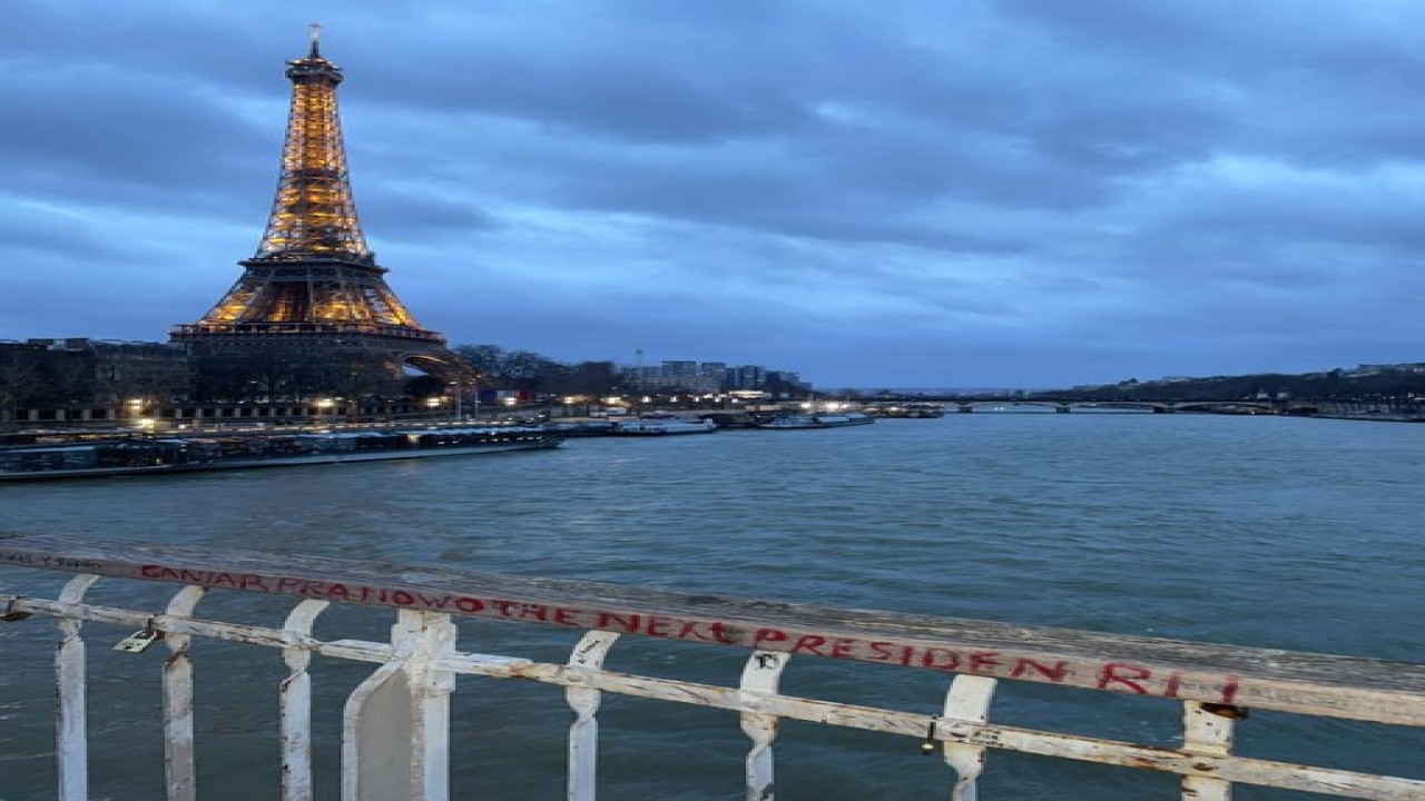 Vandalisme membawa-bawa nama Ganjar Pranowo dekat Menara Eiffel/ist