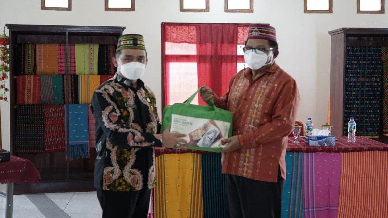 Wali Kota Pasuruan saat menerima cendera mata dari Bupati Manggarai Timur di Sentra IKM Rana Tonjong. Foto (Gabrin Anggur/Nusantratv.com)
