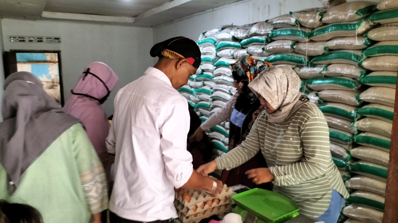 Penerima Bansos Di Kecamatan Cililin Bandung Barat membeli  Semabako. Foto: Saifal
