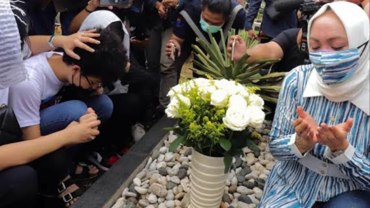 Angelina Sondakh saat ziarah ke makam Adjie Massaid/net