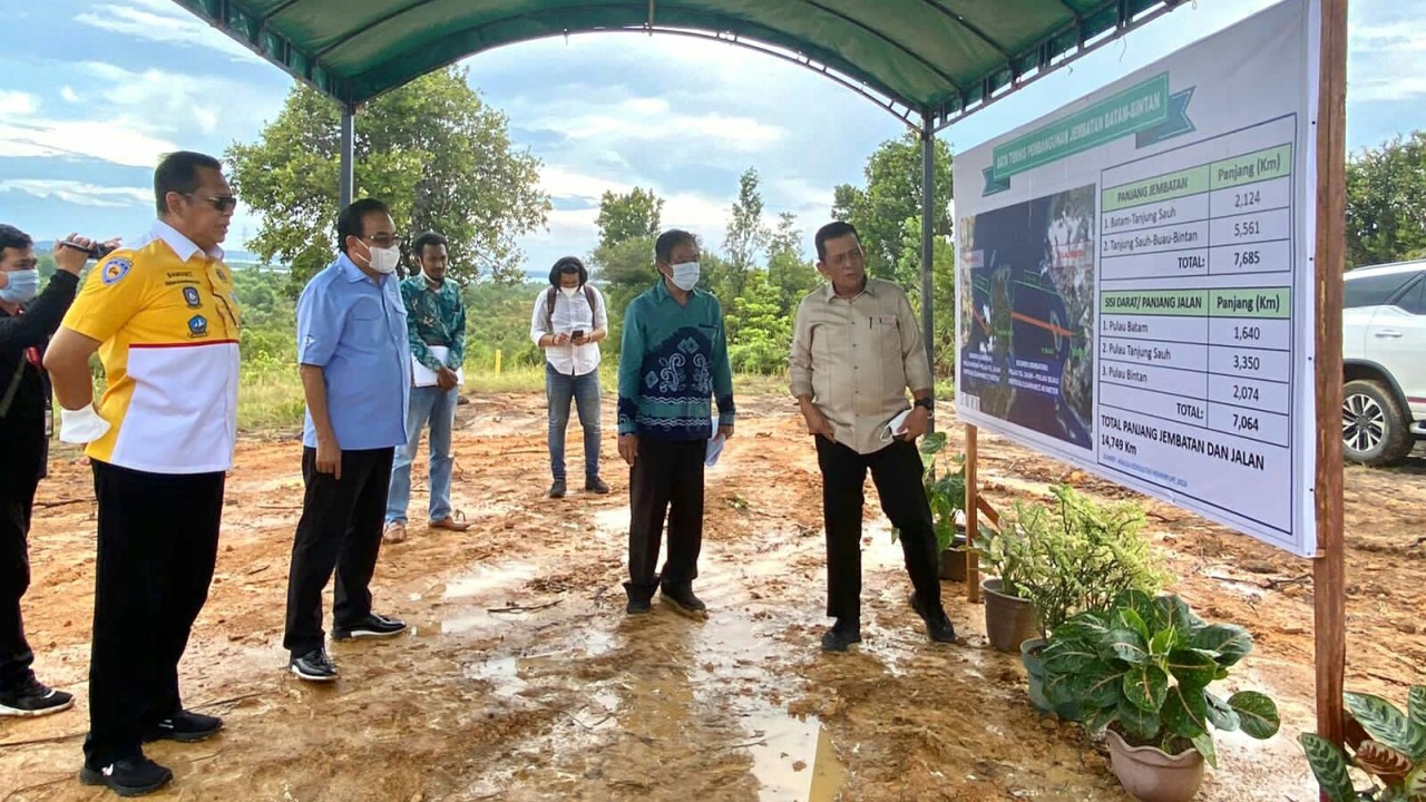 Bamsoet saat meninjau lokasi landing point pembangunan Jembatan Babin dari sisi Pulau Bintan.