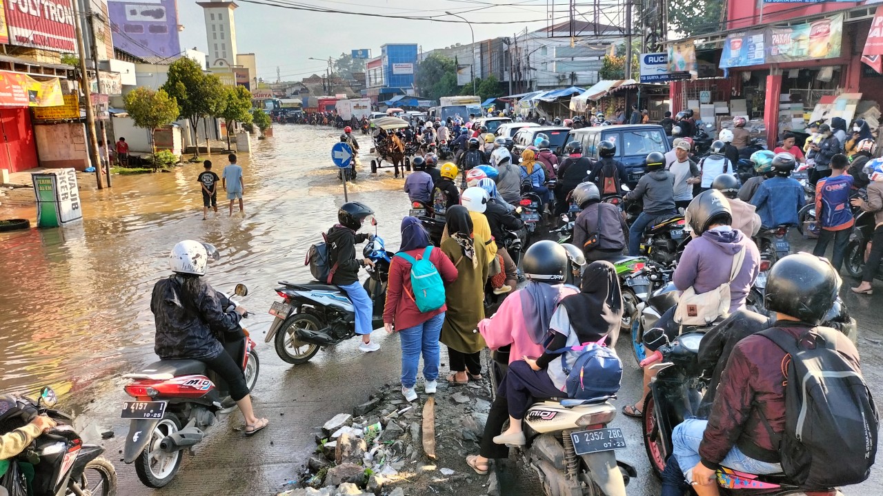 Kondisi banjir yang merendam jalan di Baleendah Kabupaten Bandung. foto: Saifal Ode