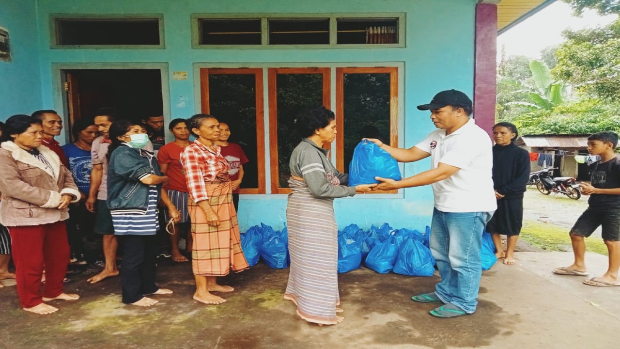 Utusan dari Lembaga Stefanus Gandi Institut saat memberikan bantuan paket sembako kepada Marialut Gardis. Foto (istimewa)