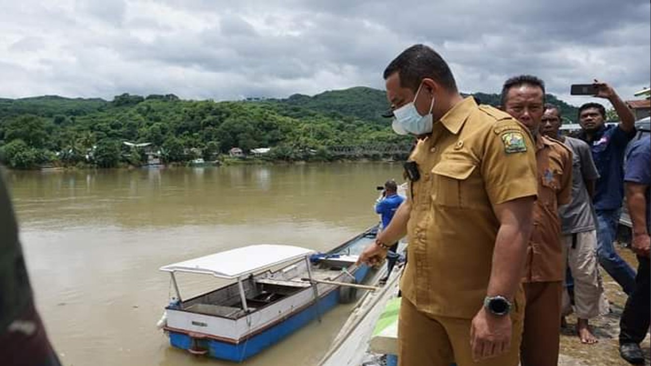 Bupati Manggarai, Hery Nabit saat meninjau lokasi banjir di Kecamatam Reok. Foto (istimewa)
