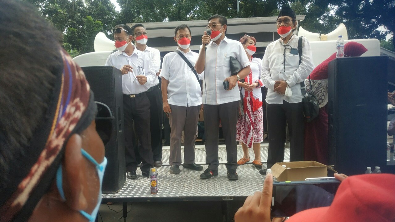 C Suhadi dan organisasi relawan Jokowi lainnya saat menuntut pencopotan jabatan Noel.