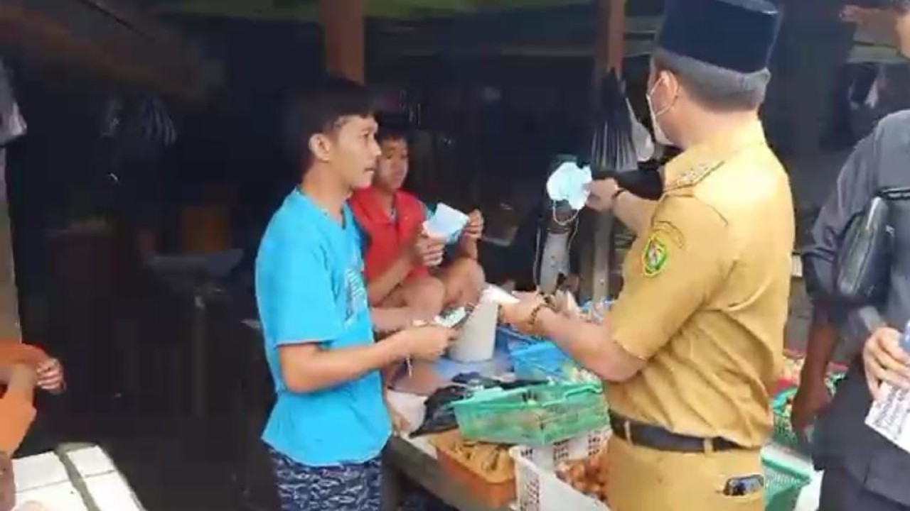 Dadang Supriatna membagikan masker pada para pedagang di pasar Banjaran Bandung.