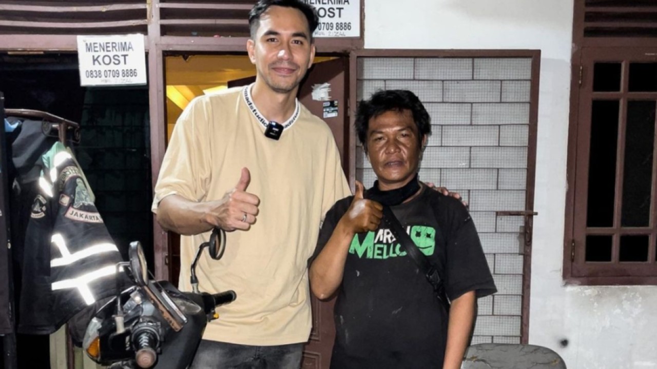 Darius Sinathrya bersama driver ojol yang dibantu/net