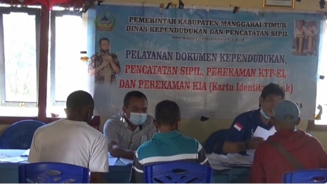 Staff Dinas Dukcapil Manggarai Timur saat melakukan pelayanan dokumen kependudukan bagi warga di Desa Teno Mese, Kecamatan Elar Selatan. Dok.NusantaraTV