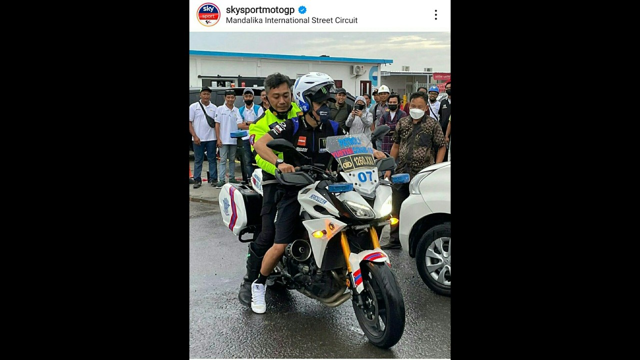 Pembalap Franco Morbidelli saat membonceng polisi.