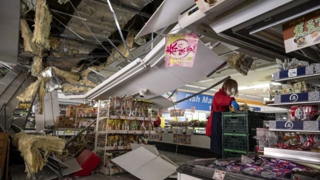 Jepang mulai melakukan pembersihan setelah gempa Rabu (16/3/2022) malam waktu setempat yang menewaskan sedikitnya dua orang dan puluhan luka-luka. (Charly Triballeau/AFP)