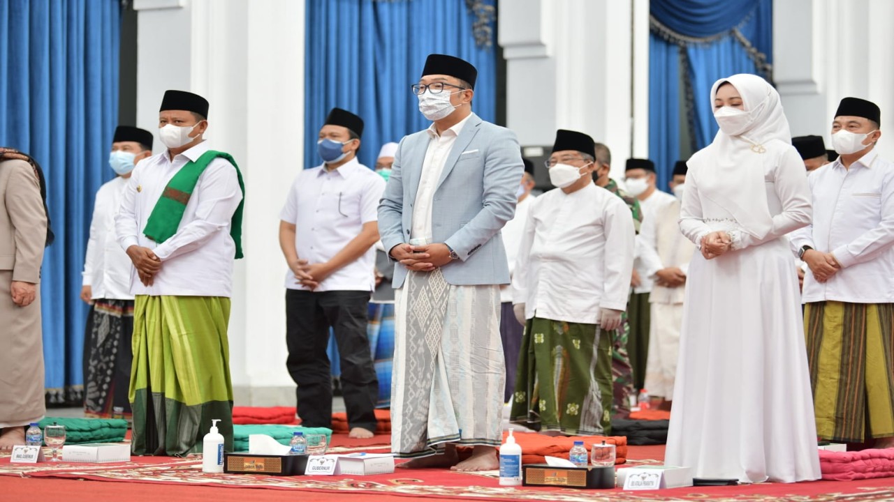 Gubernur Jawa Barat M Ridwan Kamil menghadiri sekaligus memberikan sambuatan dalam acara Peringatan Isra Mi'raj Nabi Muhammad SAW tingkat Provinsi Jawa Barat tahun 2022 di Gedung Sate, Kota Bandung, Selasa (1/3/2022).  Foto: Humas jabar