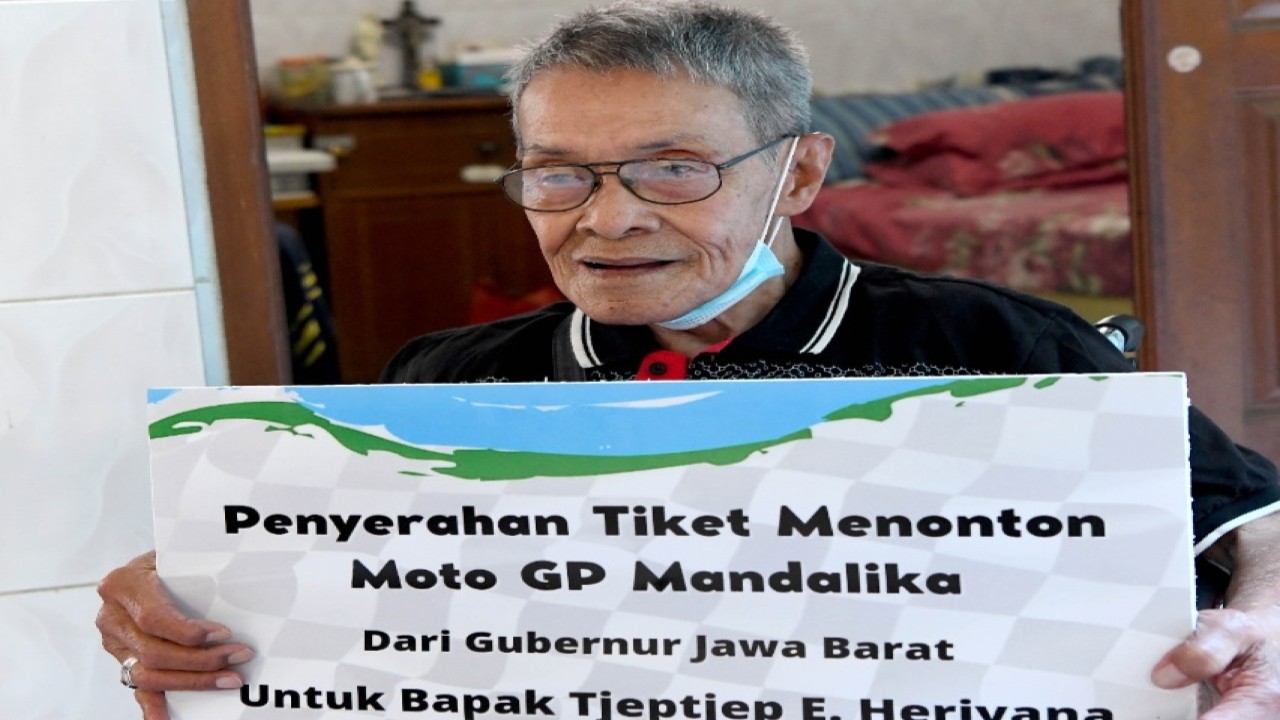 Penyerahan tiket nonton moto GP. Foto: Humas Pemprov Jabar