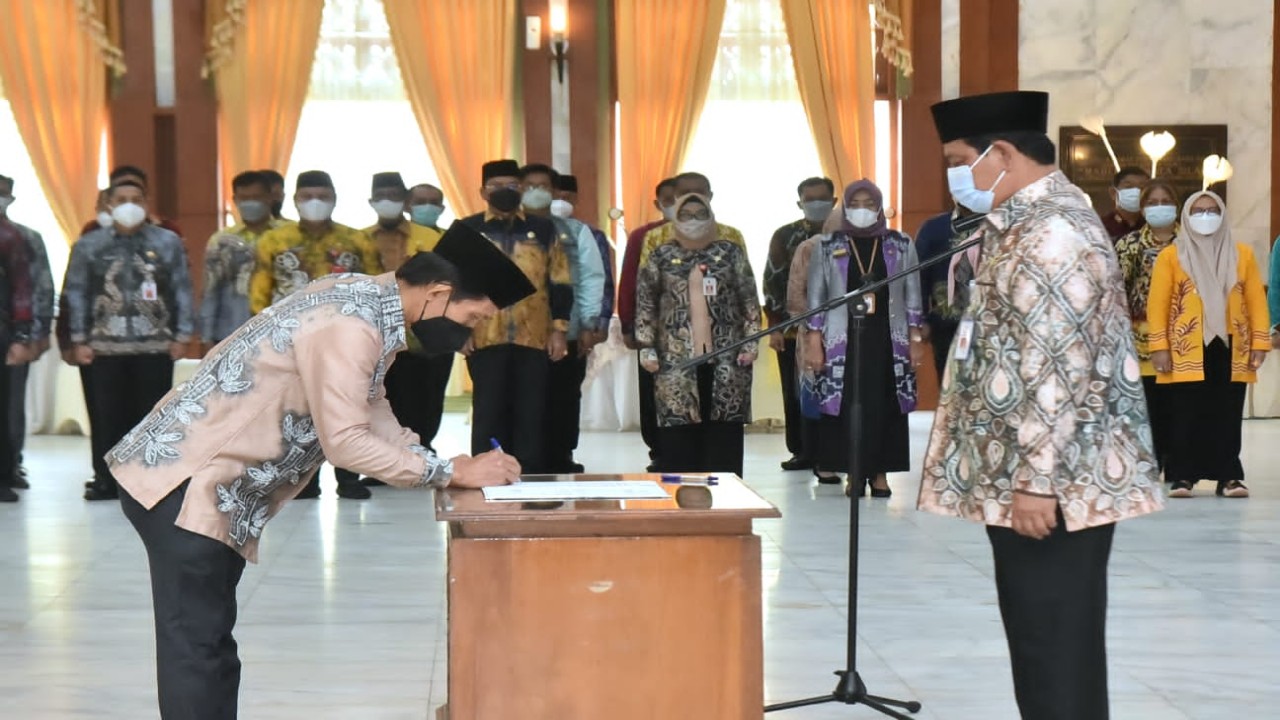 Gubernur Kalsel Sahbirin Noor atau Paman Birin (kanan) saat acara pelantikan pejabat Pemprov Kalsel/ist