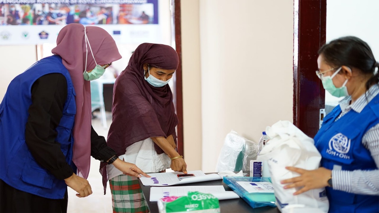 Seorang pengungsi perempuan Rohingya mendaftar untuk menerima vaksin Covid di Lhokseumawe. (Ariani Hasanah Soejoeti/IOM Indonesia)