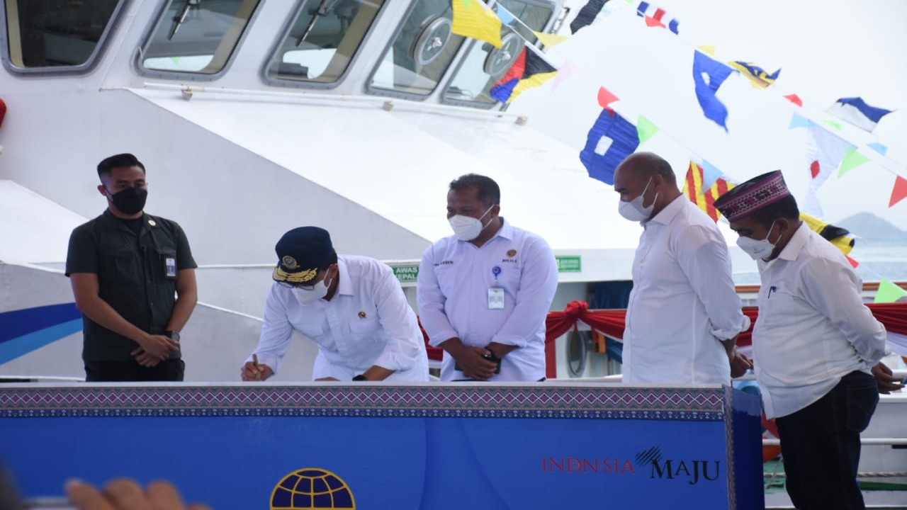 Menteri Perhubungan RI Resmikan  Dua Unit Kapal Wisata Bottom Glass di Labuan Bajo, NTT. Foto( Kominfo Mabar)