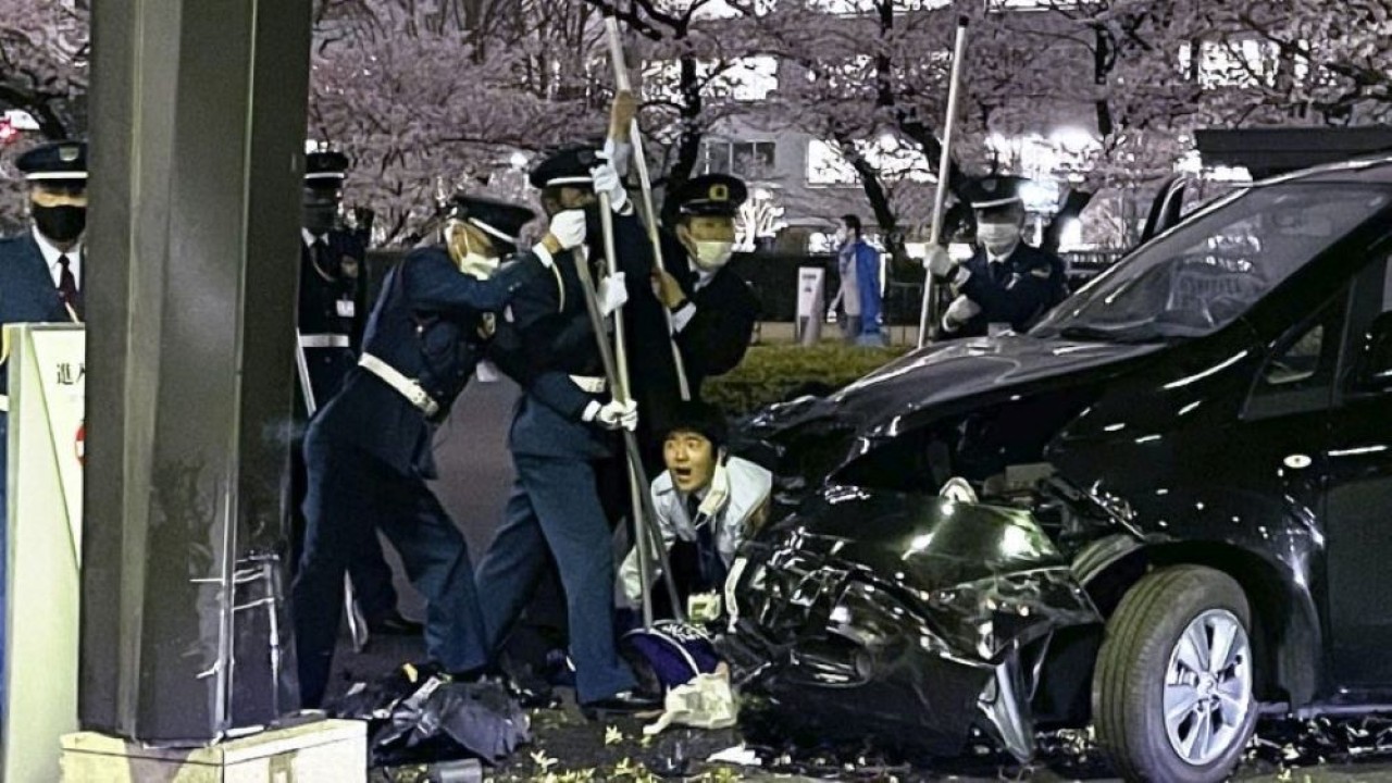 Mobil menabrak gedung Kementerian Luar Negeri di Tokyo, Jepang. (Kyodo)