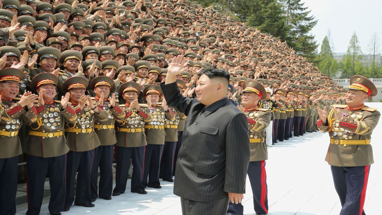 Kim Jong Un tengah memeriksa barisan tentara Korea Utara