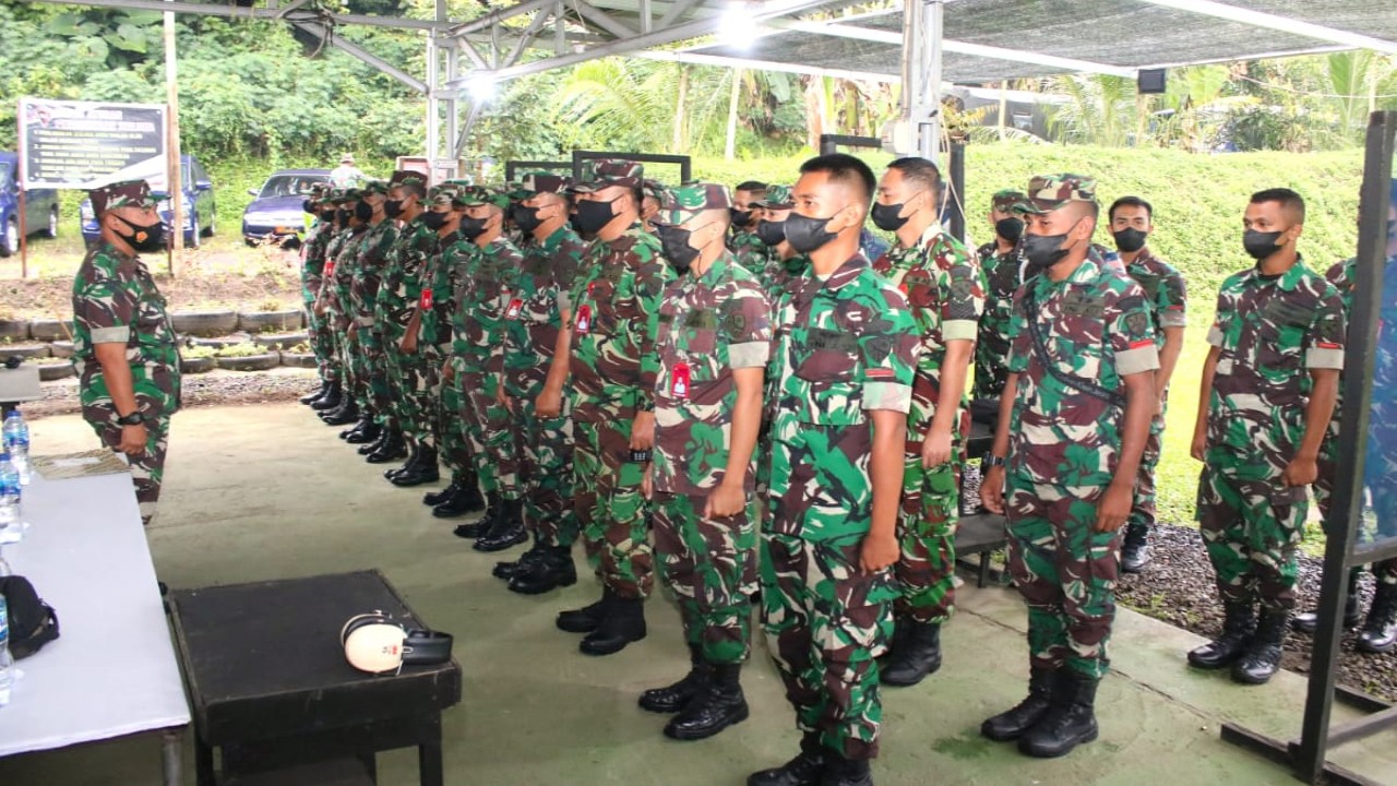 Komandan Lanud Sam Ratulangi Marsma TNI M. Satriyo Utomo, S.H., membekali anggota Lanud Sam Ratulangi, agar serius namun tidak lengah.