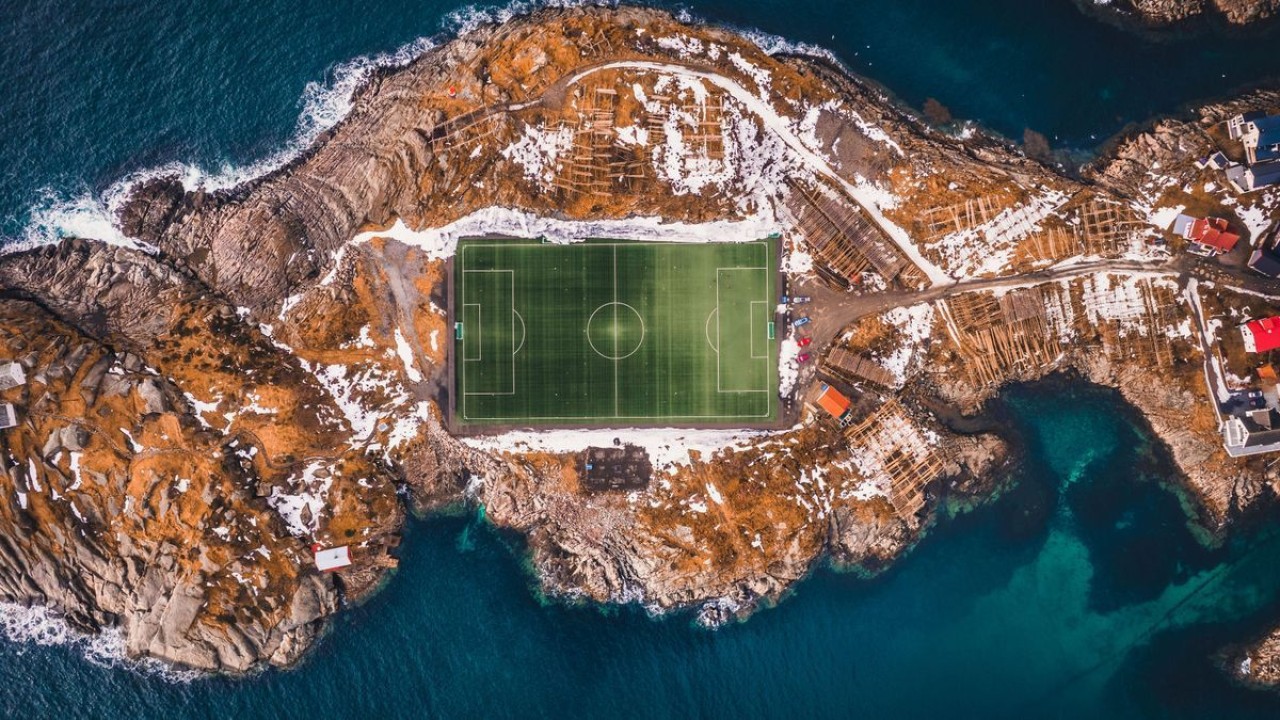 Lapangan sepak bola misterius terlihat di desa nelayan di satu pulau paling terpencil di dunia, di Norwegia. (@ivanpedretti/Mirror)