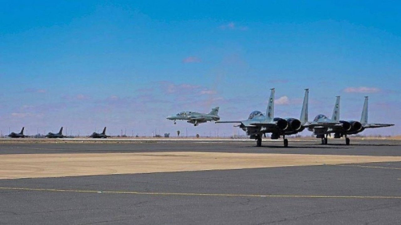 RSAF berpartisipasi dengan pesawat F-15 C/SA dan Angkatan Udara AS berpartisipasi dengan jet tempur (F-16) dan (F-18) dalam latihan militer bersama. (Saudi Gazette)