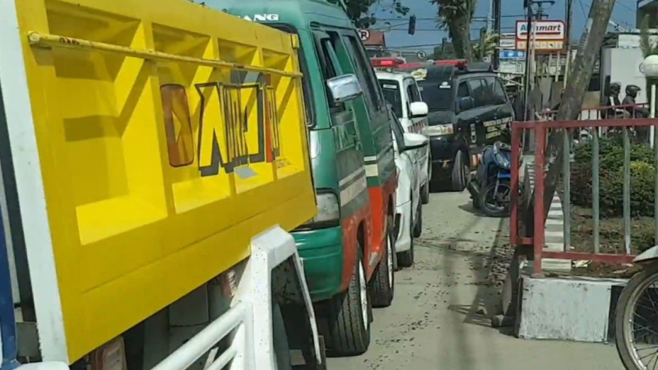 Mobil ambulance tidak bisa bergerak akibat tertahan macet, Sabtu, (6/3/22). Foto: Saifal Ode