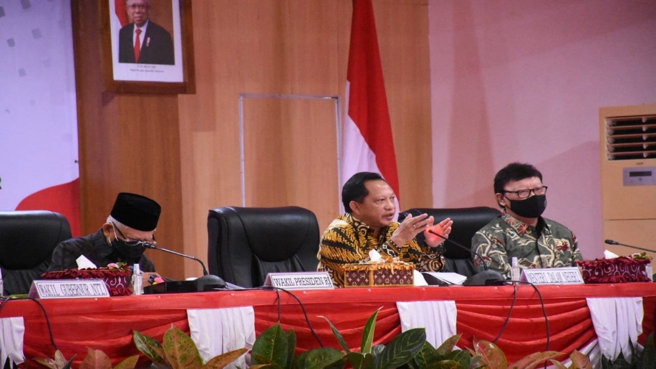 Menteri Dalam Negeri Indonesia, Tito Karnavian (tengah) saat memberikan pengarahan dalam Rapat Progres Penyelenggaraan Mal Pelayanan Publik (MPP) dan Pemberdayaan Usaha Mikro, Kecil, dan Menengah (UMKM) di Labuan Bajo, NTT. Foto (istimewa)