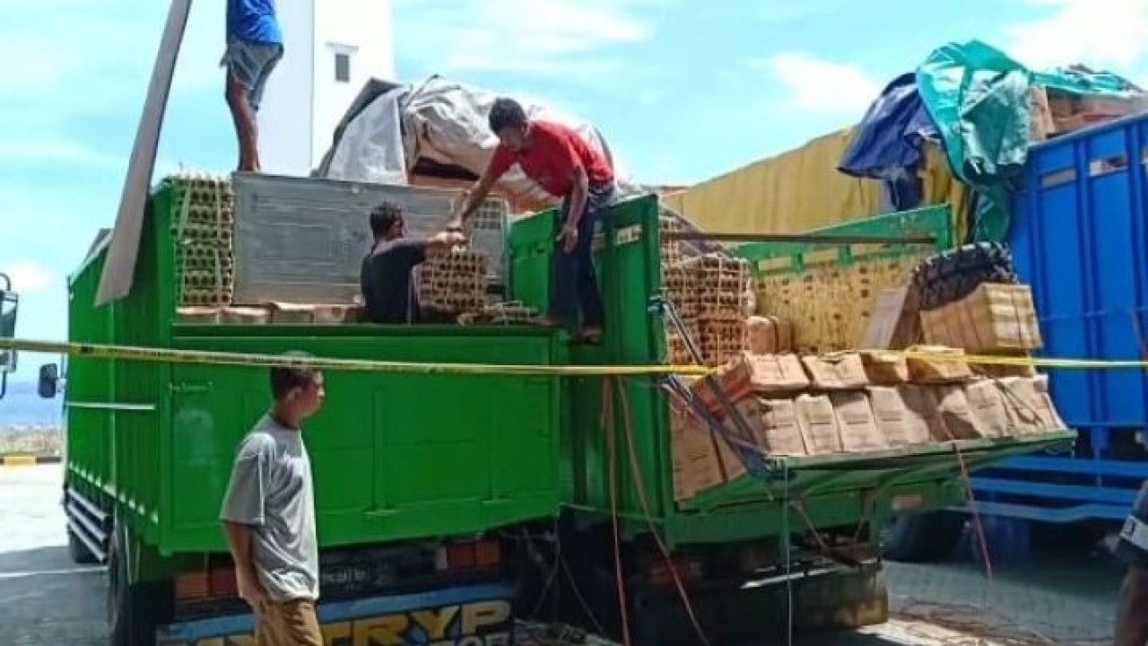 Truk Ekspedisi pengangkut minyak goreng yang diduga ilegal saat diamankan oleh personil TNI angkatan Laut Labuan Bajo. Foto (istimewa)