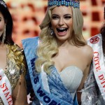Miss World 2021 asal Polandia Karolina Bielawska (tengah) diapit runner up pertama dan kedua-1647498937-1647520589