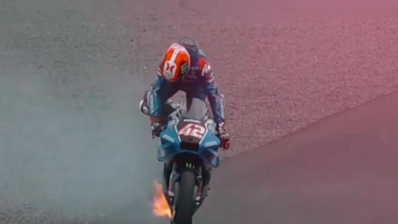 Motor Alex Rins yang terbakar saat latihan di MotoGP Mandalika.