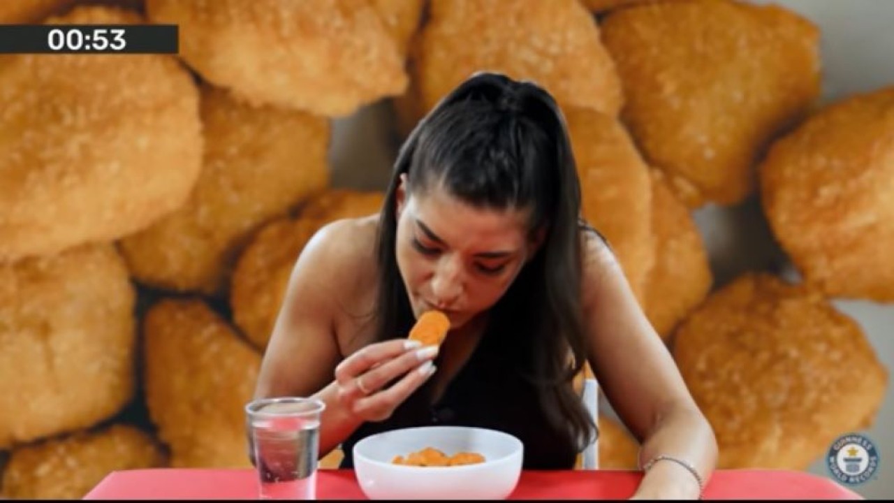 Leah Shutkever berhasil memecahkan rekor dunia guinness dengan makan 19 nugget ayam dalam 1 menit. (Tangkapan layar/Guinness World Record/UPI)