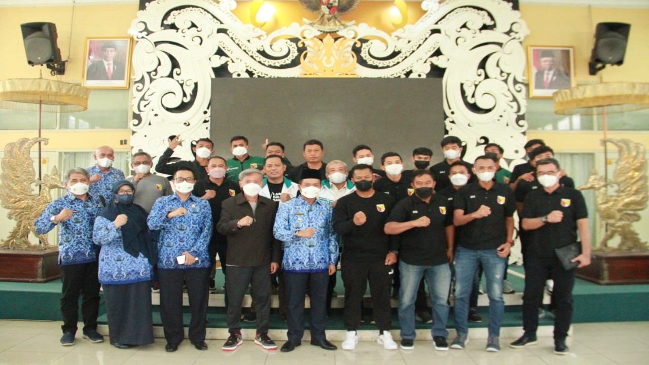 Foto bersama bupati dan team Persikab. foto: Humas Pemkab Bandung