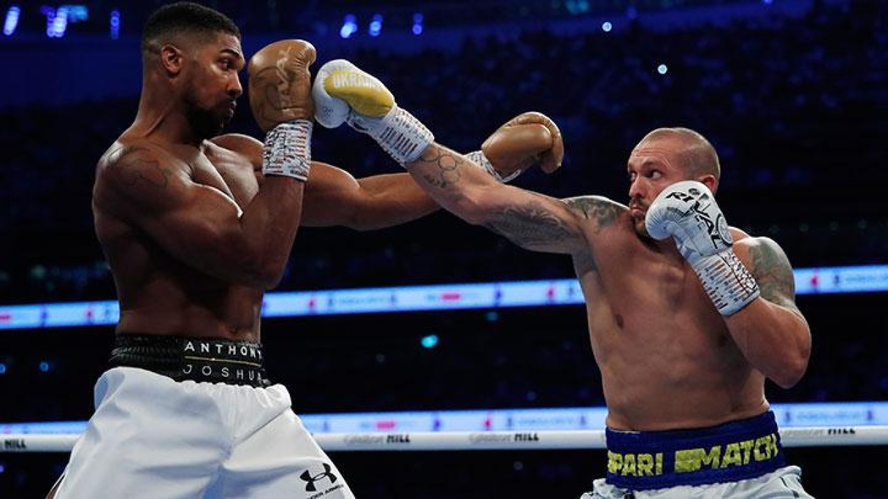 Juara kelas berat tinju dunia asal Ukraina, Oleksandr Usyk, saat mengalahkan Anthony Joshua. (Net)