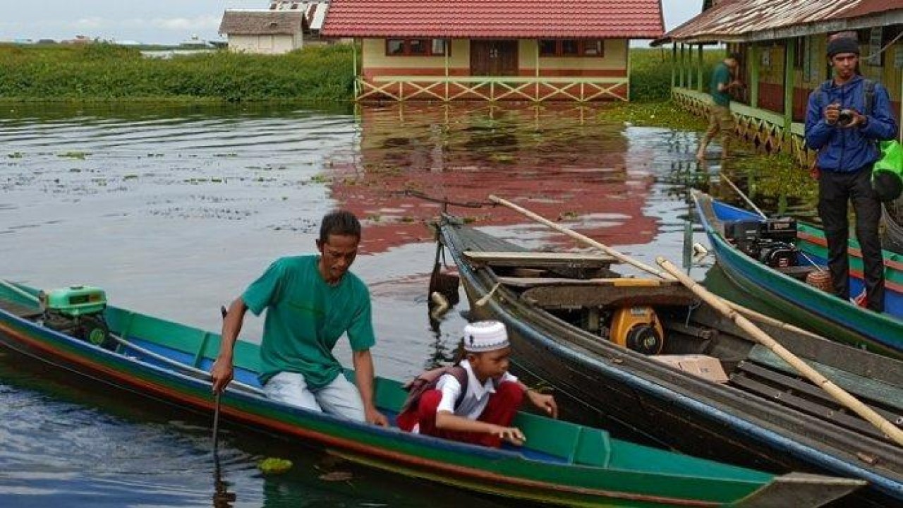 Para siswa yang naik baskom ke sekolah di Kalsel dapat bantuan perahu/ist