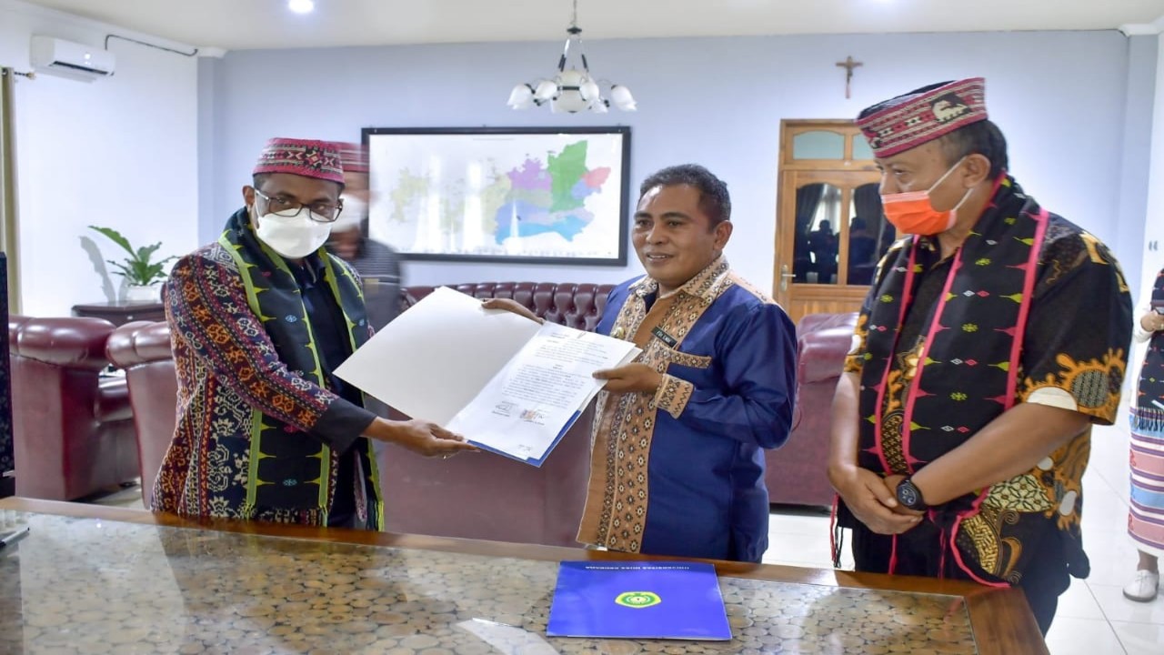 Pemkab Manggarai Barat menandatangani perjanjian kerjasama dengan universitas Nusa Cendana dalam rangka melaksanakan program tri dharma perguruan tinggi. Foto (Kominfo Mabar)