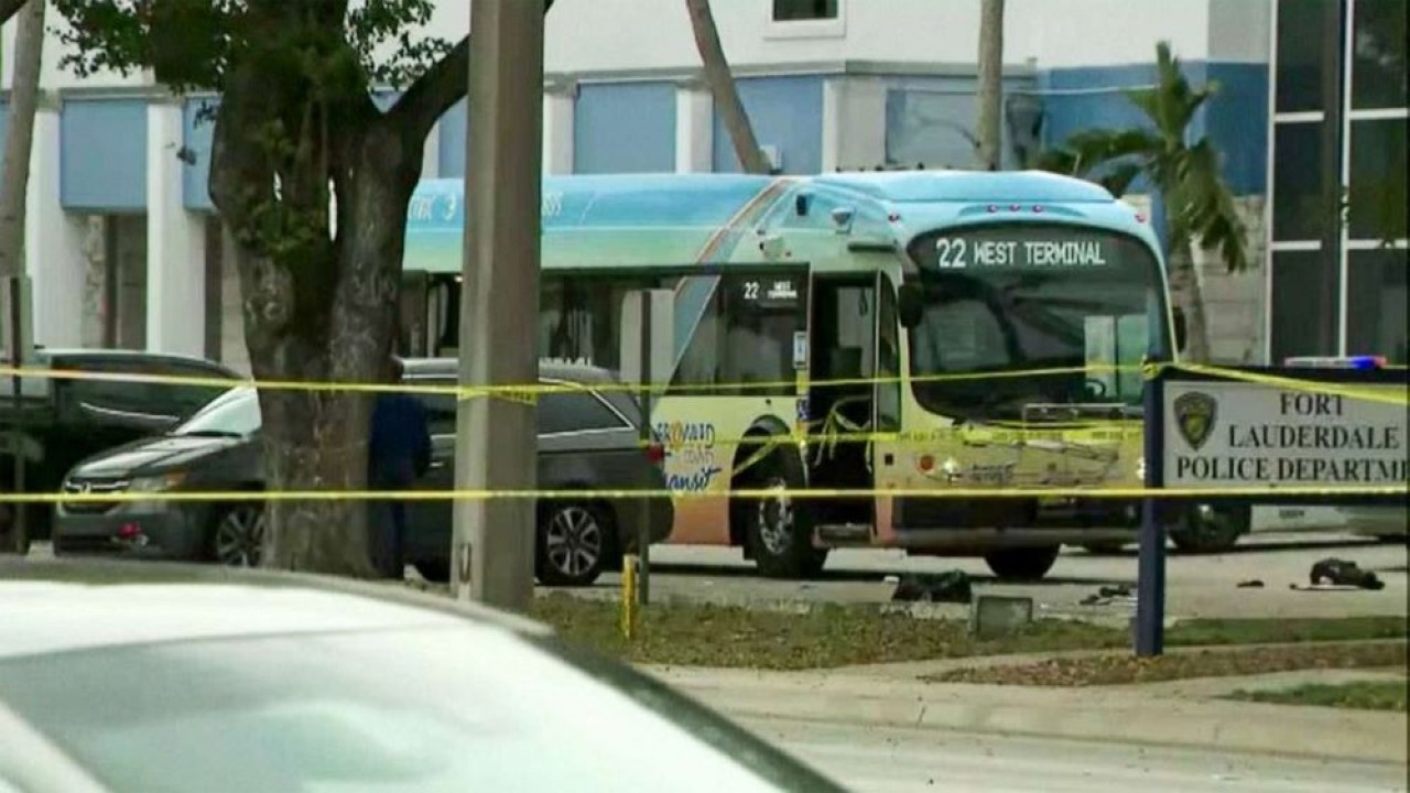 Polisi merespon penembakan di atas bus transit di Fort Lauderdale, Florida, AS. (ABC News)