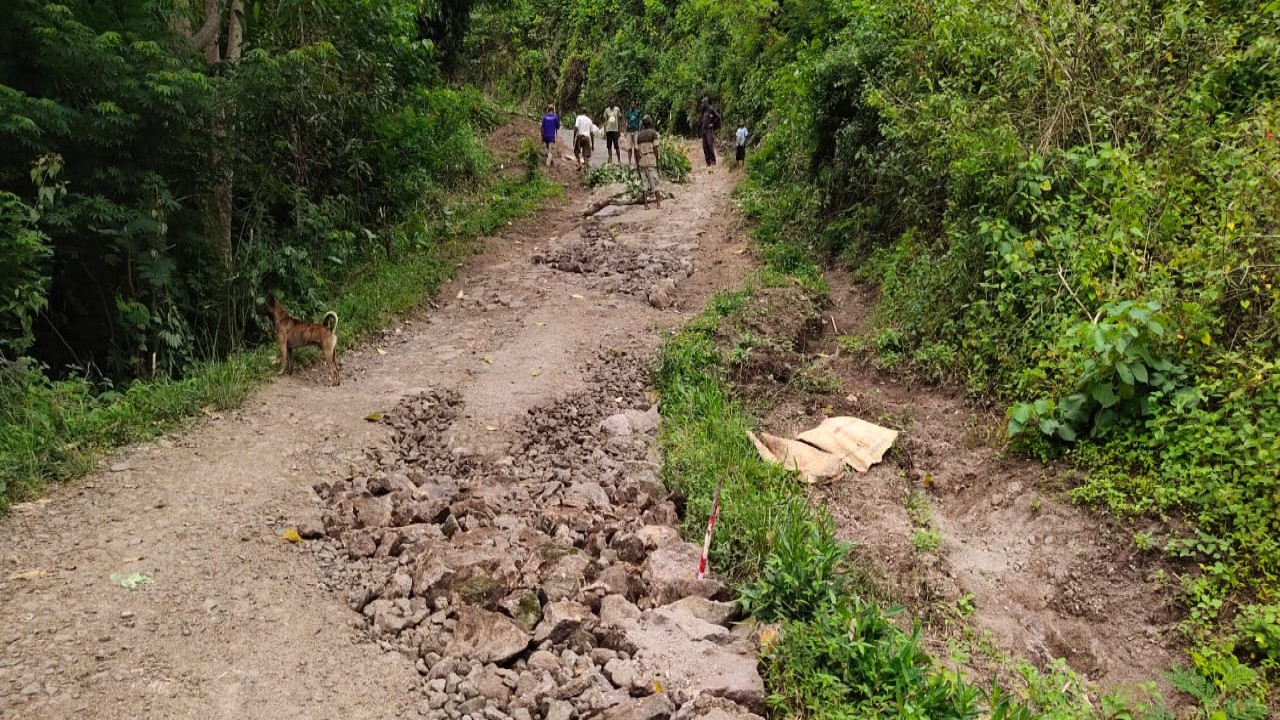 Warga Desa Mosingaran, Kabupaten Manggarai Timur sedang memperbaiki jalan yang rusak parah. Foto (istimewa)