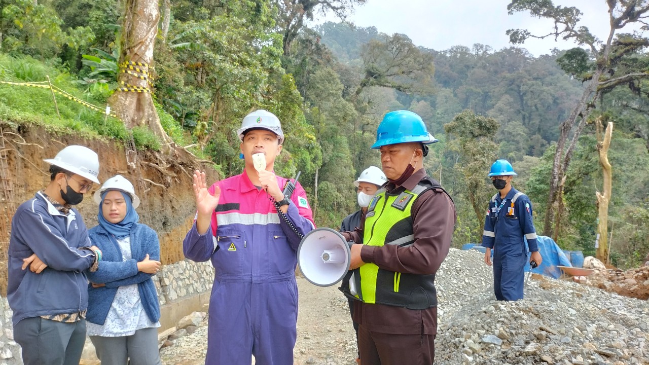 Pihak PT Geodipa Energi menjelaskan pembangunan yang berlangsung. Foto: Saifal