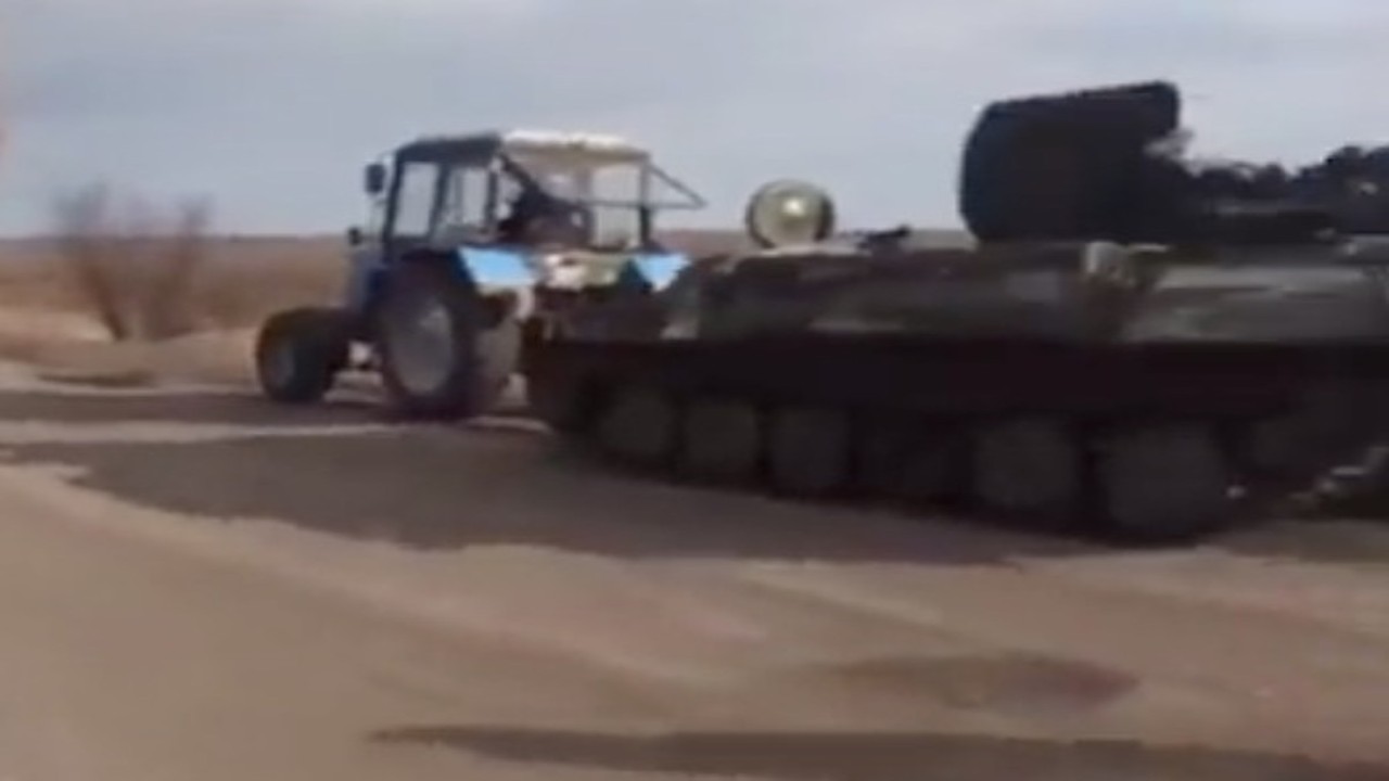 Petani Ukraina curi tank Rusia pakai traktor/ist