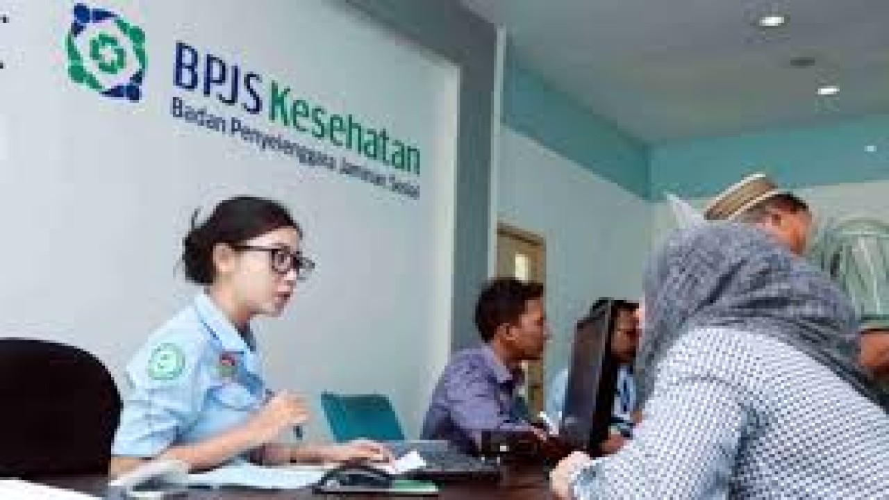 Petugas BPJS Kesehatan sedang melayani masyarakat/ist