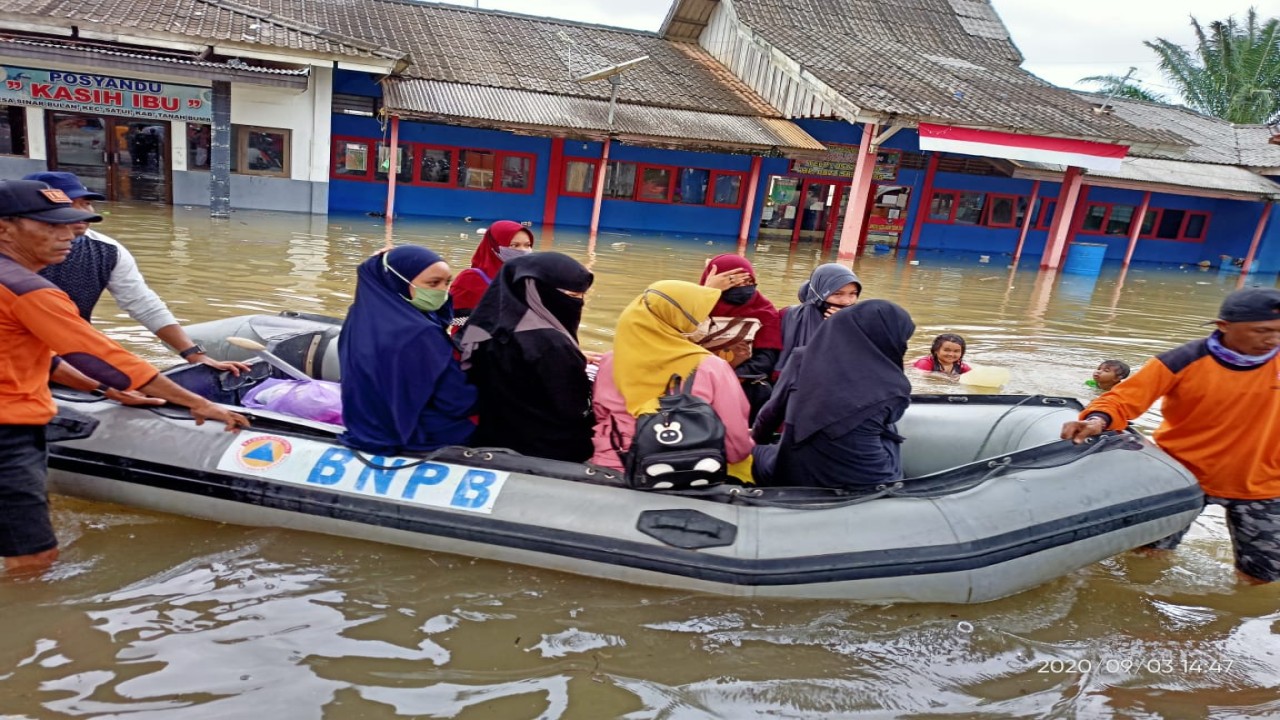 Petugas mengevakuasi warga korban banjir di Kabupaten Banjar, Kalsel/ist