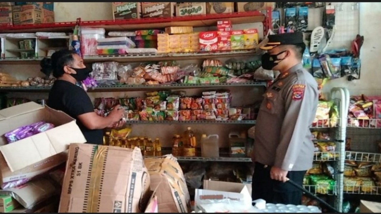 Kapolres Flores Timur, AKBP I Gusti Ngurah Joni Mahardika saat melakukan sidak di salah satu toko sembako. Foto (Humas Polres)