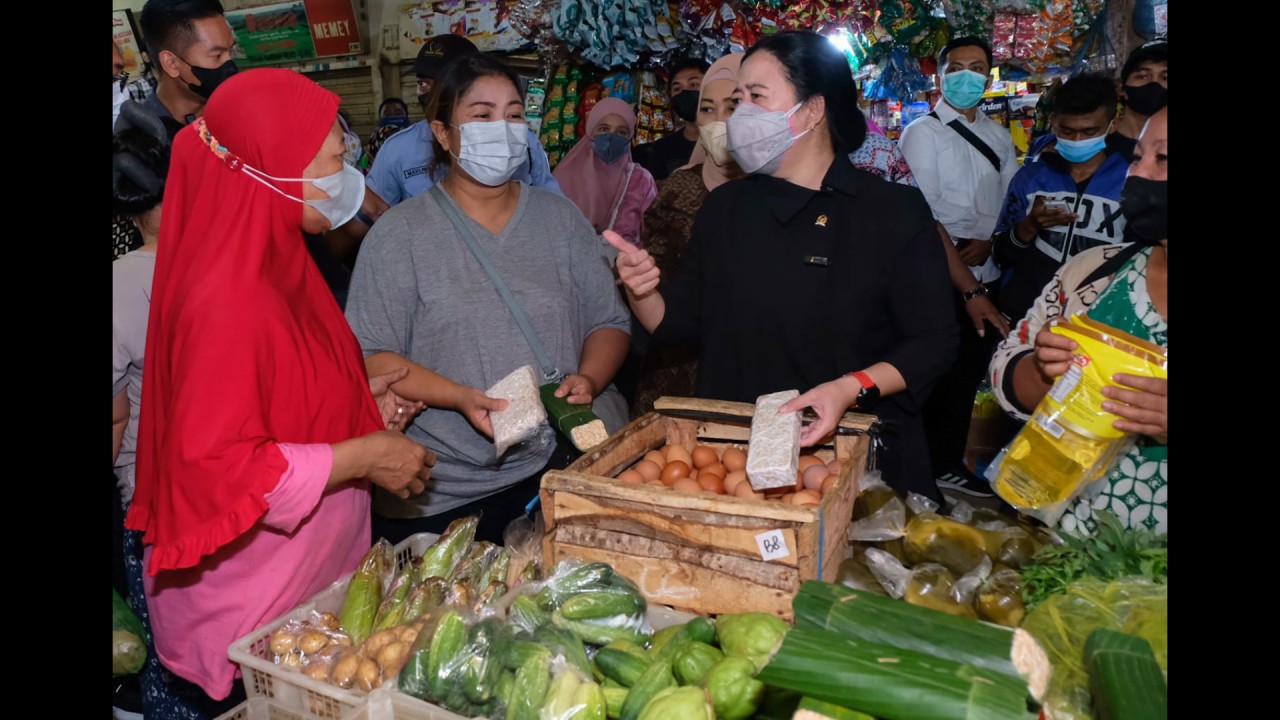 Ketua DPR RI Puan Maharani saat mengunjungi pasar tradisional.